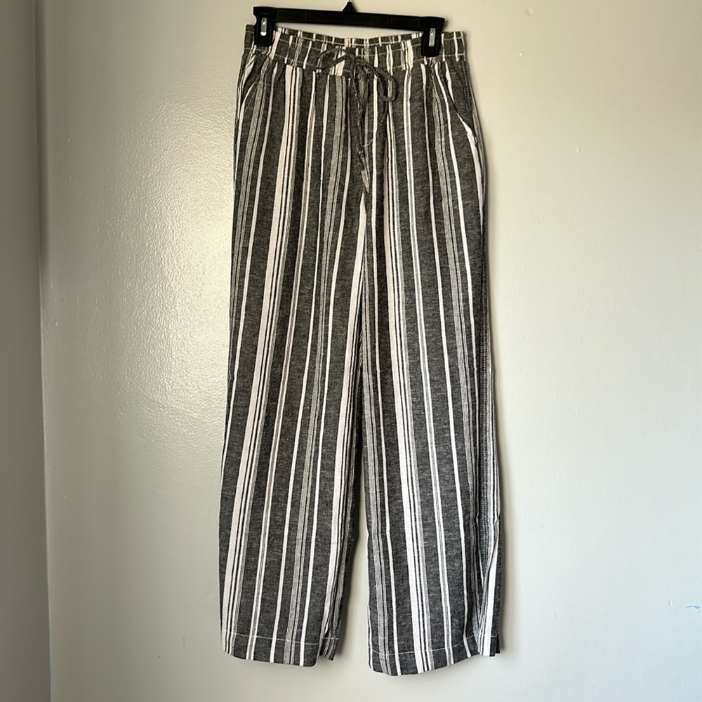 Brand; Briggs. Color, black and white. Size medium.